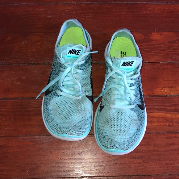 Nike Shoes - Nike Free 4.0 Flyknit running shoes!